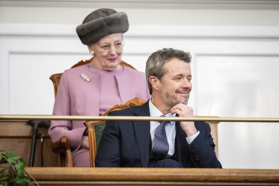 Federico X se ha mostrado sonriente y satisfecho, mientras que la reina Margarita estaba algo más sonriente que el domingo.