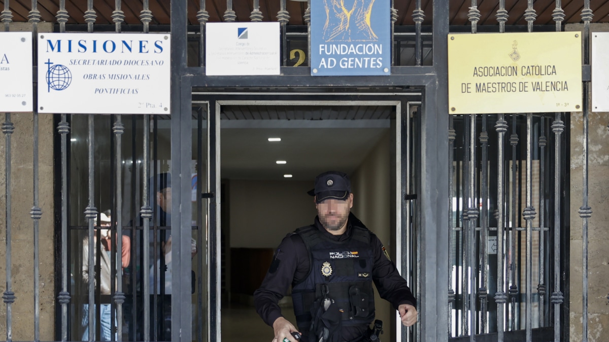 Un agente de la Policía Nacional sale del edificio donde se investigan las circunstancias de la muerte del canónigo emérito de la Catedral de València Alfonso López Benito