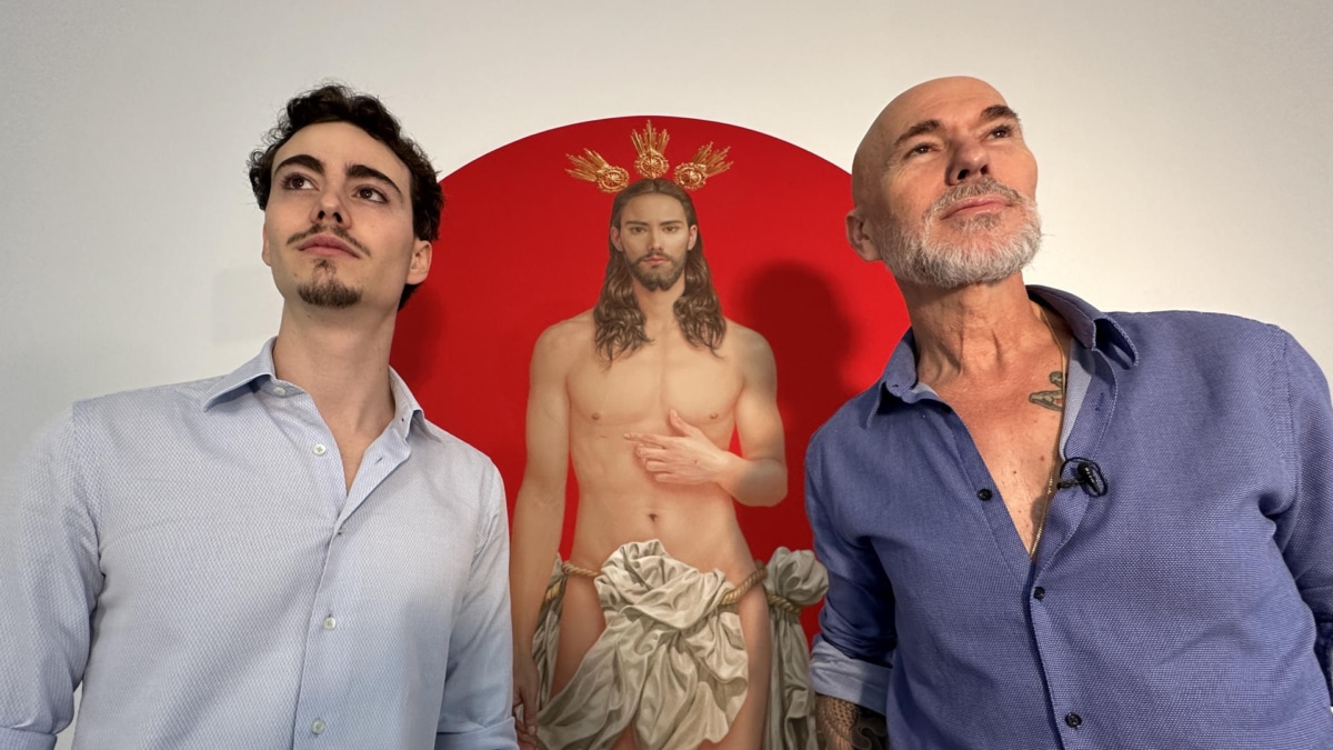 El pintor sevillano Salustiano García posa junto al original del cartel de la Semana Santa sevillana, junto a su hijo Horacio como modelo del mismo.