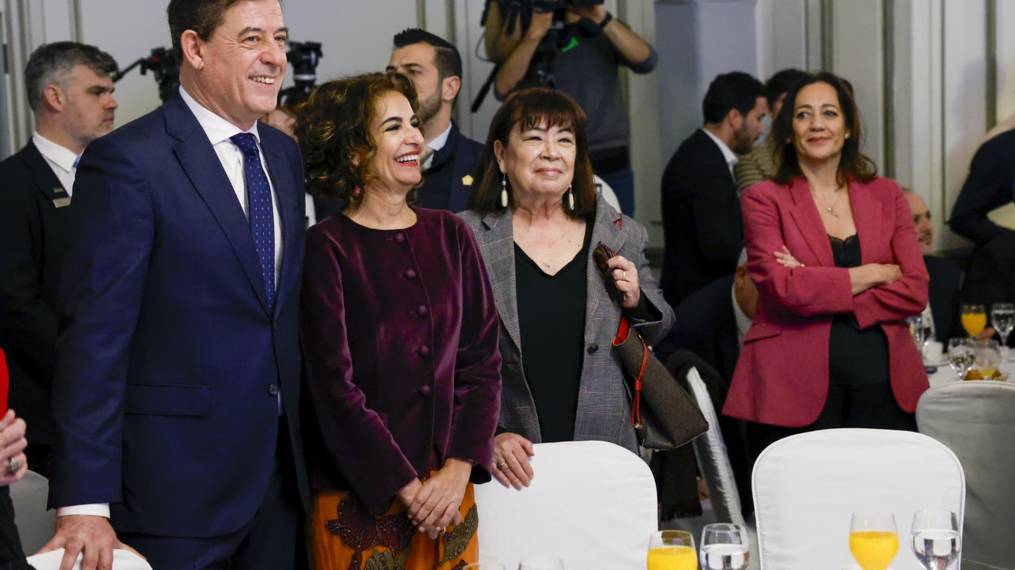 MADRID, 25/01/2024.- La vicepresidenta primera del Gobierno, ministra de Hacienda y vicesecretaria general del PSOE, María Jesús Montero (2i), presenta al candidato socialista a la Xunta de Galicia en las elecciones del 18 de febrero, José Ramón Besteiro (i), en un desayuno informativo del Fórum Europa, este jueves en Madrid. EFE/ Zipi Aragón