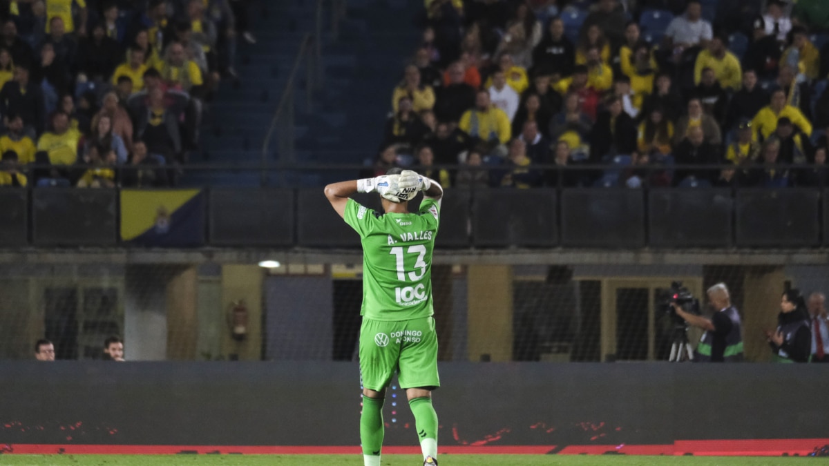El guardameta de la UD Las Palmas Álvaro Valles durante el encuentro ante el FC Barcelona