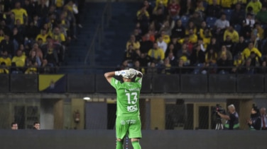 Un penalti en el descuento salva al Barcelona en Las Palmas