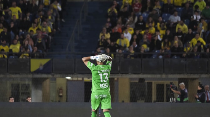 Un penalti en el descuento salva al Barcelona en Las Palmas