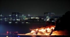 Milagro en el aeropuerto de Tokio: evacúan un avión en llamas con 379 pasajeros