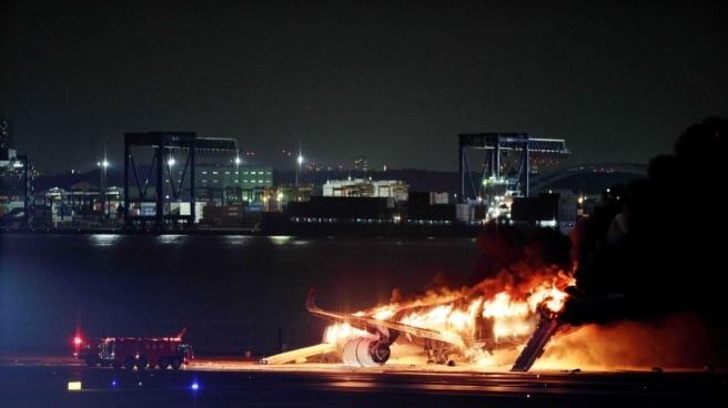 El avión ardiendo en la pista de aterrizaje