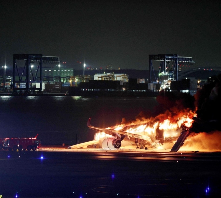 Milagro en el aeropuerto de Tokio: evacúan un avión en llamas con 379 pasajeros