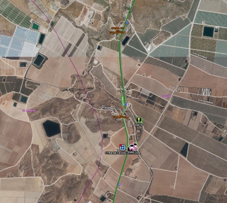 Muere una mujer y 13 personas resultan heridas tras volcar un camión sobre un autocar en Murcia