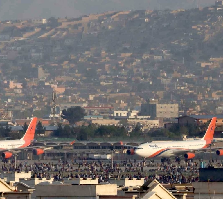 Rescatan con vida a cuatro de los seis ocupantes del avión privado ruso estrellado en Afganistán