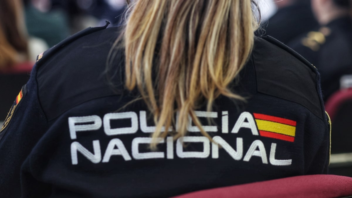 Un agente de la Policía Nacional durante la inauguración de las III Jornadas sobre Mujer, Igualdad y Seguridad, en el Centro Tecnológico de Seguridad en El Pardo, a 6 de marzo de 2023