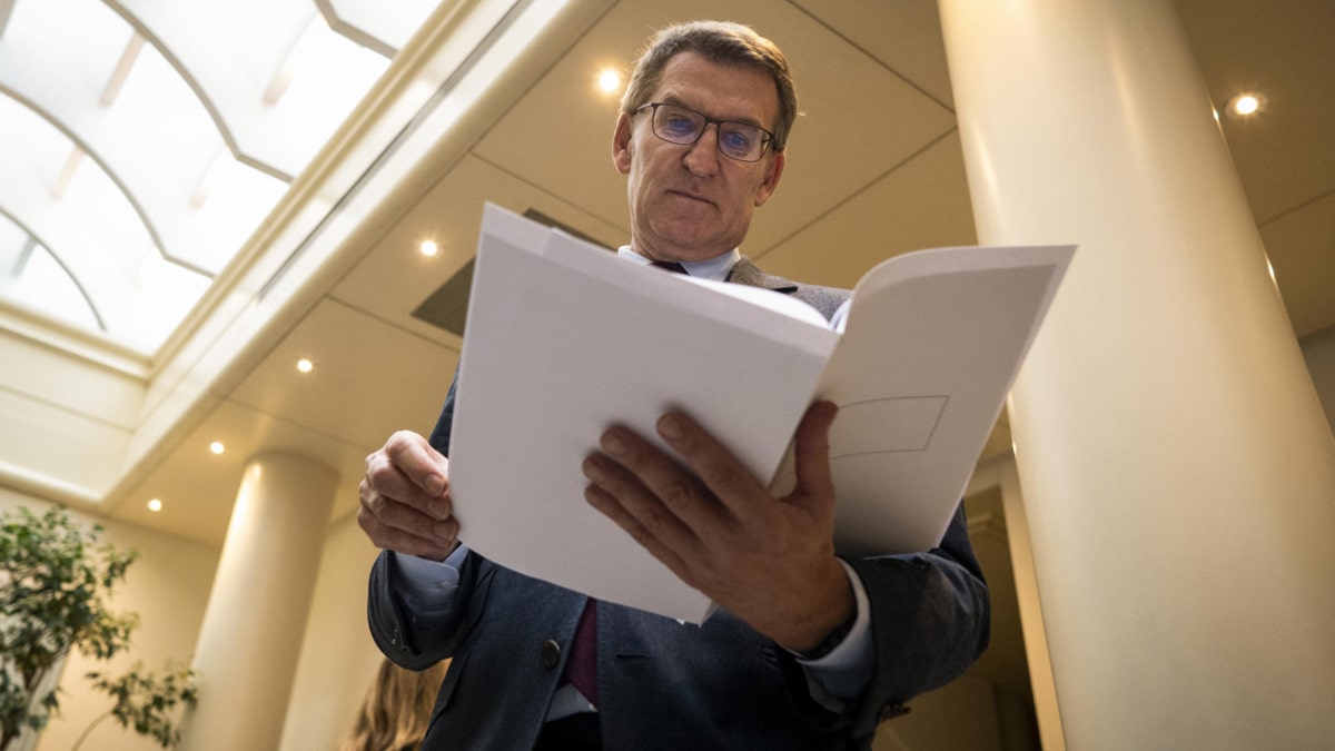 El presidente del PP, Alberto Núñez Feijóo, en el exterior del pleno del Congreso, reunido excepcionalmente en el Senado para debatir la convalidación de tres decretos del Gobierno con medidas para amortiguar la crisis