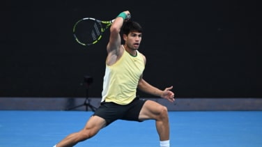 Carlos Alcaraz arrasa a Kecmanovic y firma su mejor participación en Melbourne