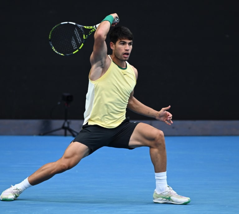 Carlos Alcaraz arrasa a Kecmanovic y firma su mejor participación en Melbourne