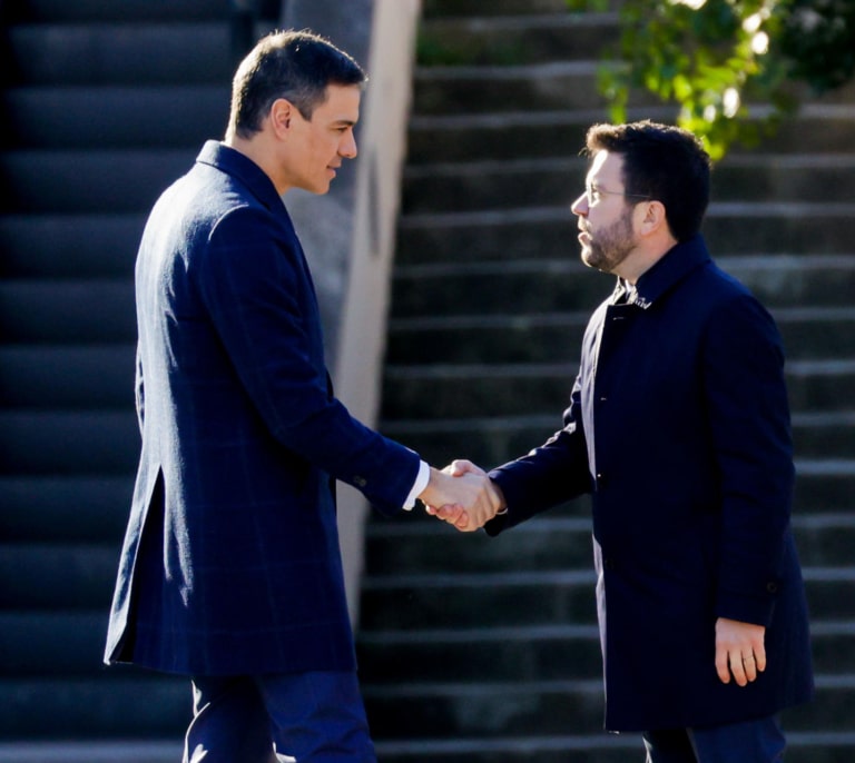 Guerra de comunicados: el PP acusa a Sánchez de espiar a Aragonès mientras se sentaba con él