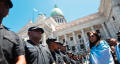 Los sindicatos argentinos escenifican su ira contra Milei en su primer pulso en la calle