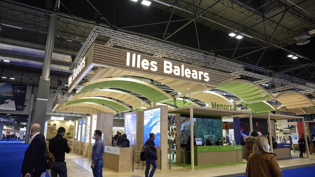 Asistentes visitan el estand de las Islas Baleares durante el segundo día de la 42ª edición de la Feria Internacional del Turismo, Fitur 2022