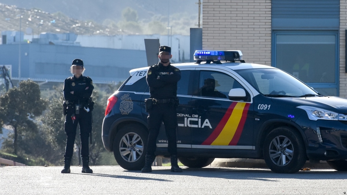 Imagen de archivo de dos agentes y un vehículo de la Policía Nacional en el vertedero Ecoparque de Toledo