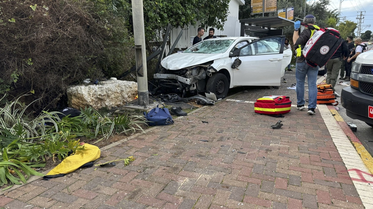 Una mujer de unos 70 años murió este lunes y otras 18 resultaron heridas en un ataque palestino múltiple, que incluyó varios atropellos y al menos un apuñalamiento
