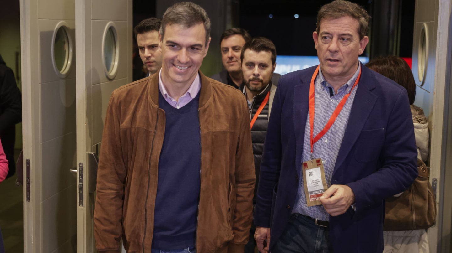 A CORUÑA, 20/01/2024.- El presidente del Gobierno Pedro Sánchez (i) y el candidato socialista a la Xunta José Ramón Gómez Besteiro, a su llegada a la convención política que el PSOE celebra hoy Sábado en A Coruña. EFE/Cabalar