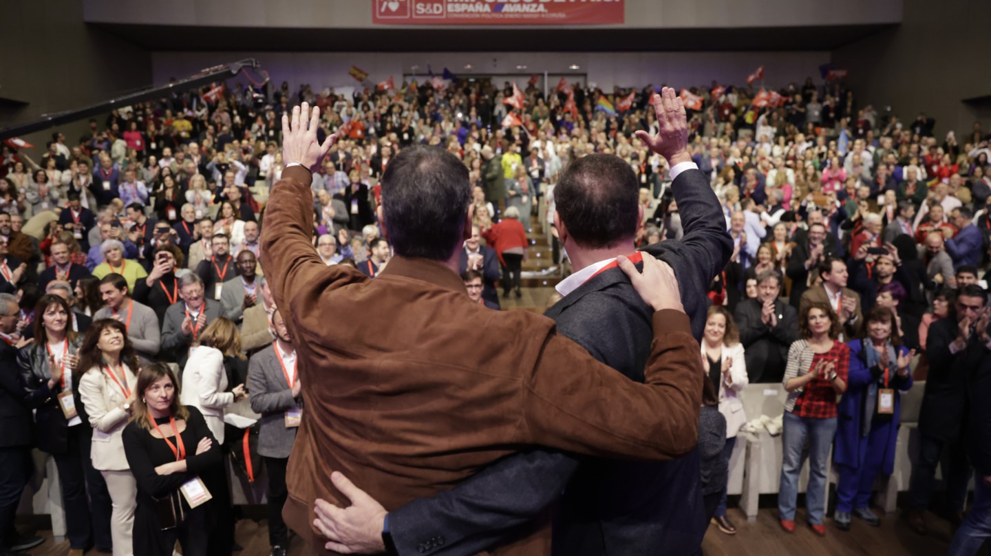 -FOTODELDIA- A CORUÑA, 21/01/2024.- El presidente del Gobierno y líder del PSOE, Pedro Sánchez (i) acompañado por el candidato socialista a la presidencia de la Xunta de Galicia, José Ramón Gómez Besteiro (d) durante la clausura de la convención del partido que se ha celebrado este domingo en A Coruña. EFE/Cabalar