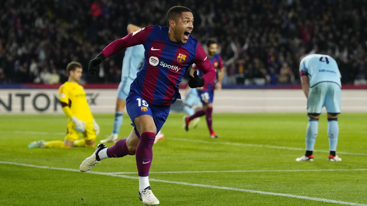 El delantero brasileño del Barcelona Vitor Roque (d) celebra su gol durante el partido de la jornada 20 de LaLiga EA Sports entre FC Barcelona y CA Osasuna, este miércoles en el Estadi Olímpic Lluís Companys en Barcelona.