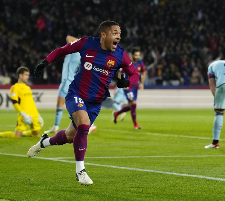 Víctor Roque saca al Barça de la tiniebla con un gol en el minuto 63