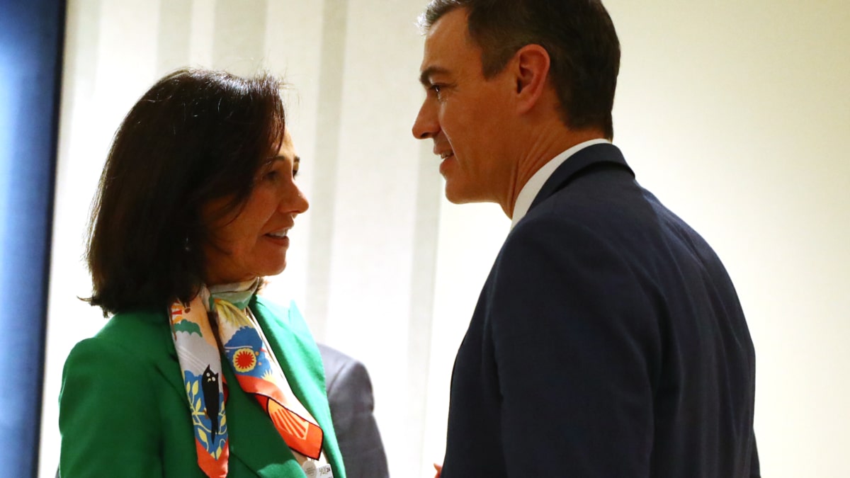 El presidente del Gobierno, Pedro Sánchez, y la presidenta del Banco Santander Ana Patricia Botín, este miércoles durante un encuentro informal que ha mantenido el presidente con representantes de empresas españolas en el Foro Económico Mundial en Davos