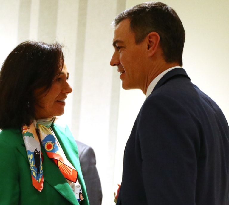 Sánchez se hace la foto con la 'cúpula del Ibex 35' en Davos sin hablar de los impuestos a la banca y energéticas