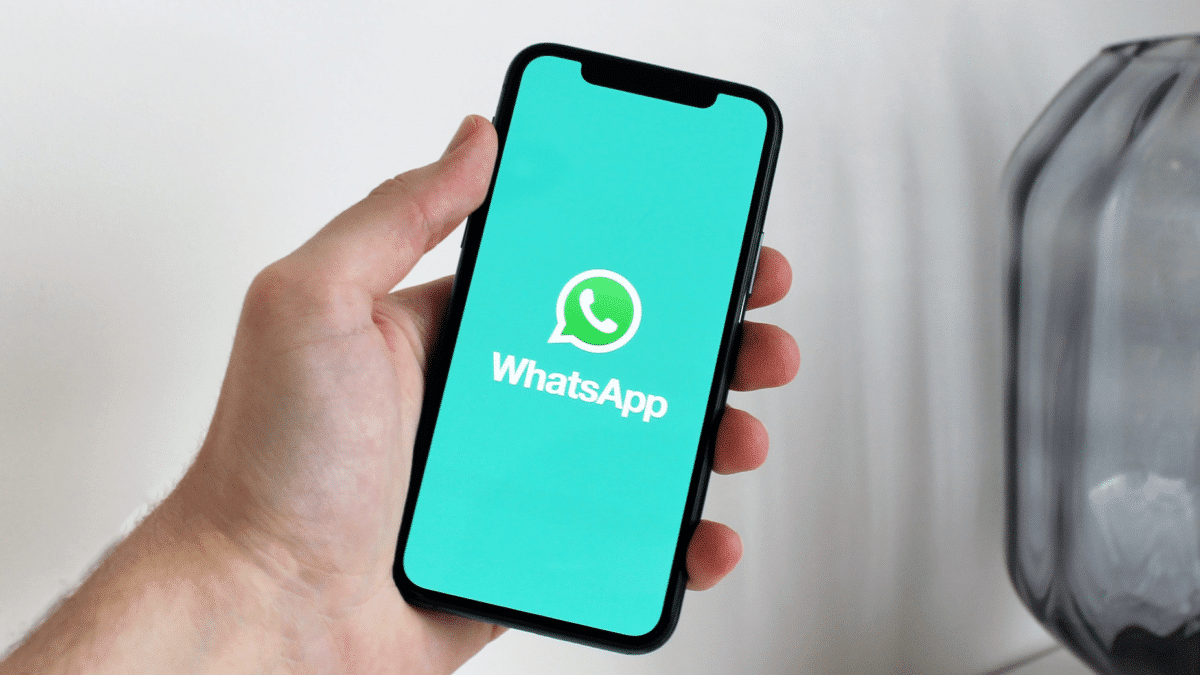 Imagen de un móvil smartphone con WhatApp en la que se está extendiendo un bulo sobre un nuevo paquete de emojis