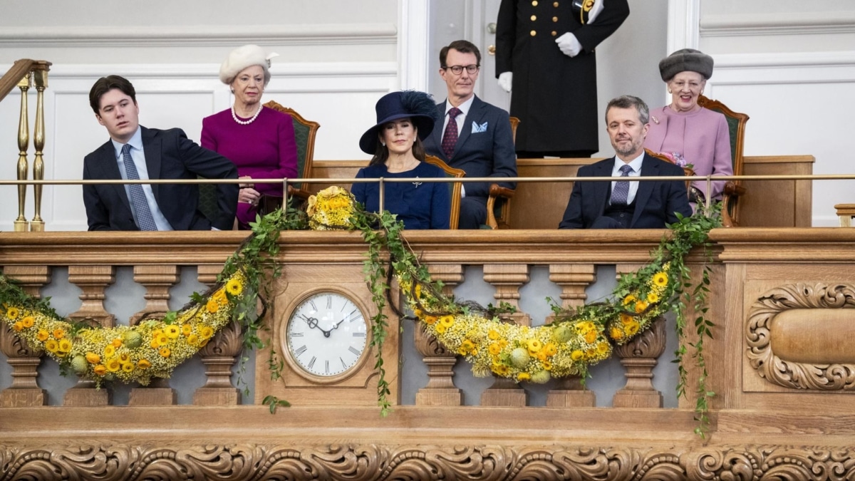 La nueva Familia Real de Dinamarca, con Federico X como nuevo rey, en el Parlamento danés.