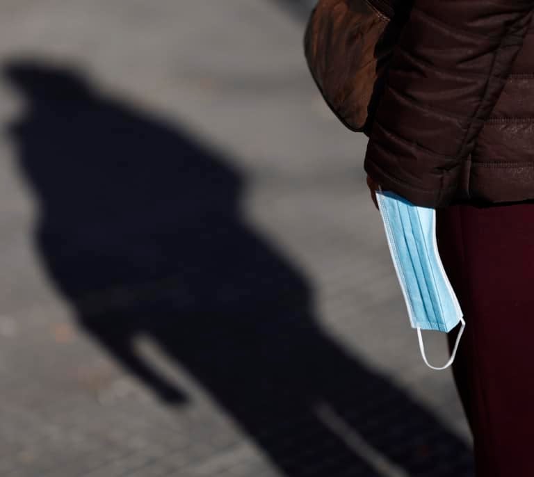 Sanidad y comunidades autónomas aplazan 48 horas la decisión sobre la mascarilla tras rechazar su uso