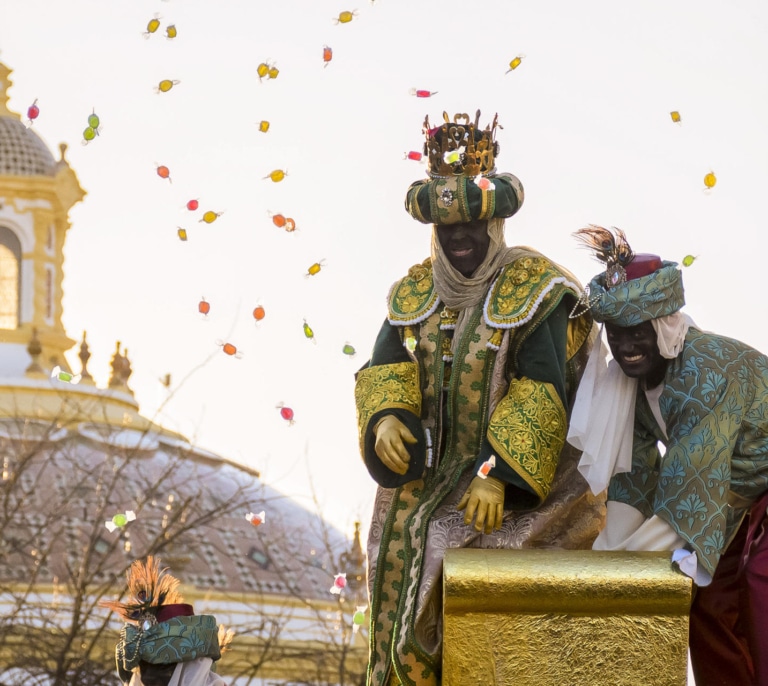 El Baltasar sevillano pintado con betún y vestido de torero desata la polémica en redes