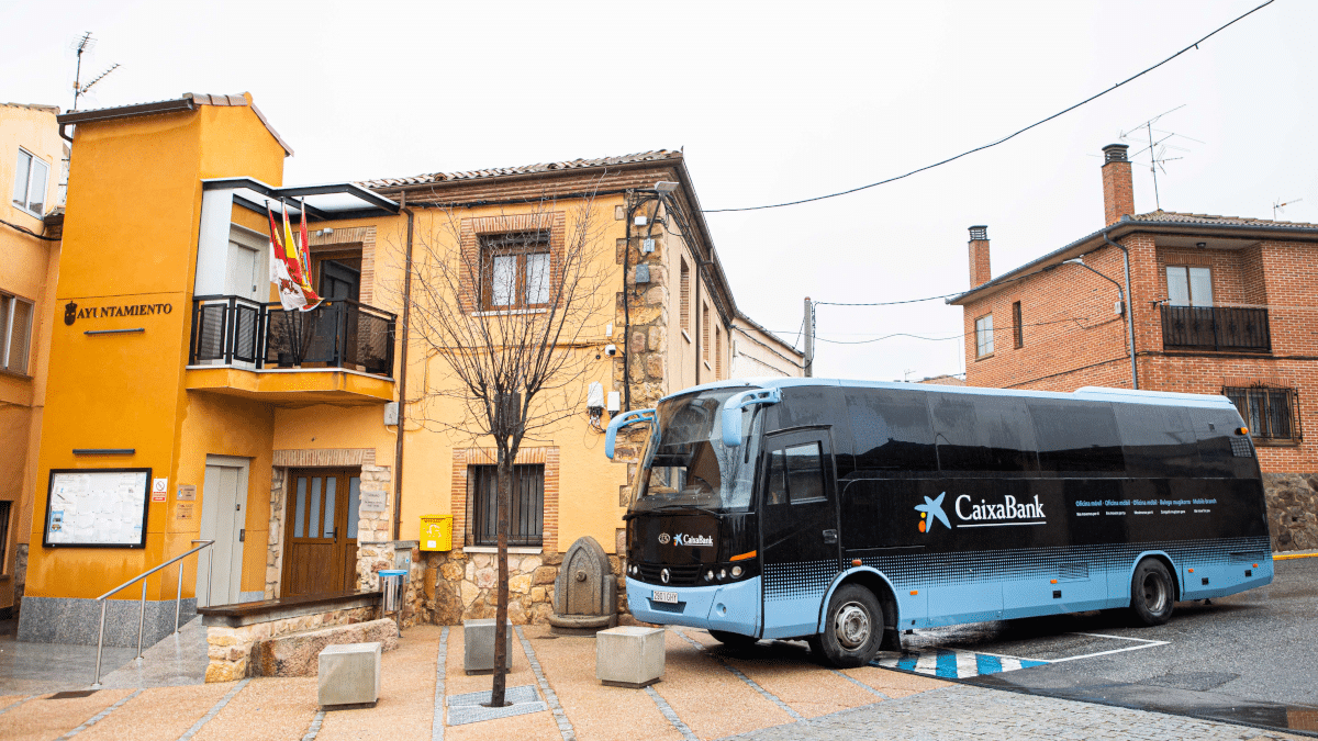 Más de 700 municipios españoles en riesgo de exclusión financiera tienen acceso a servicios bancarios gracias a las unidades móviles de CaixaBank.