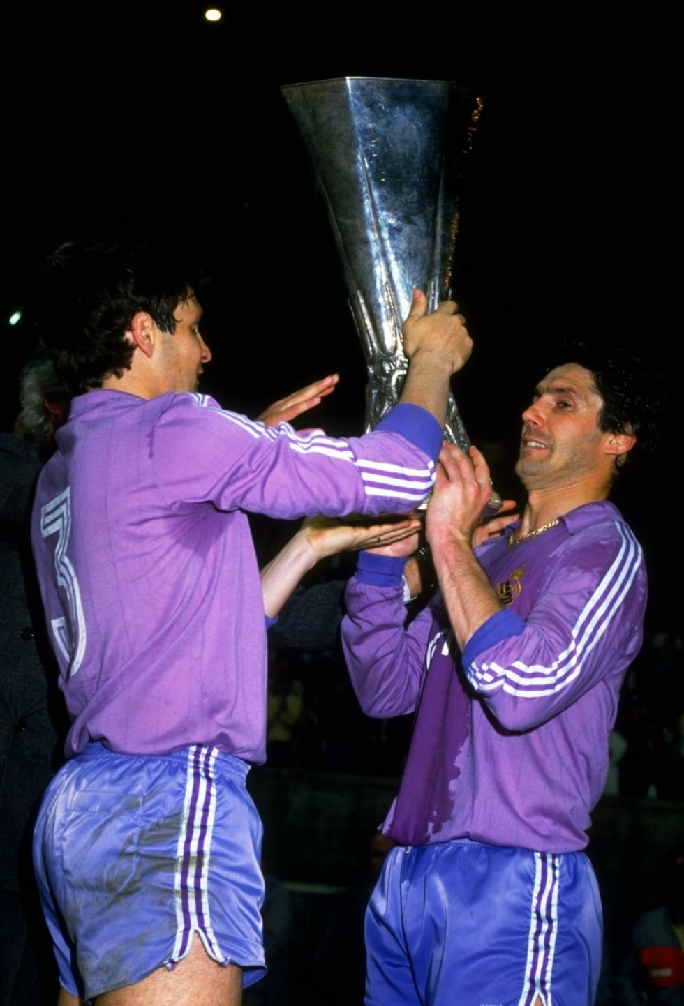 Camacho y Santillana levantan la Copa de la UEFA ganada en 1986