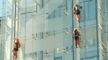 Miembros de Greenpeace escalan el Reina Sofía para denunciar los ataques de Israel en Gaza