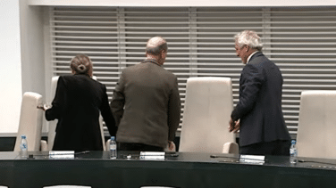 Los concejales de Vox abandonan el debate de la reprobación por el 'botellazo' de Ortega Smith