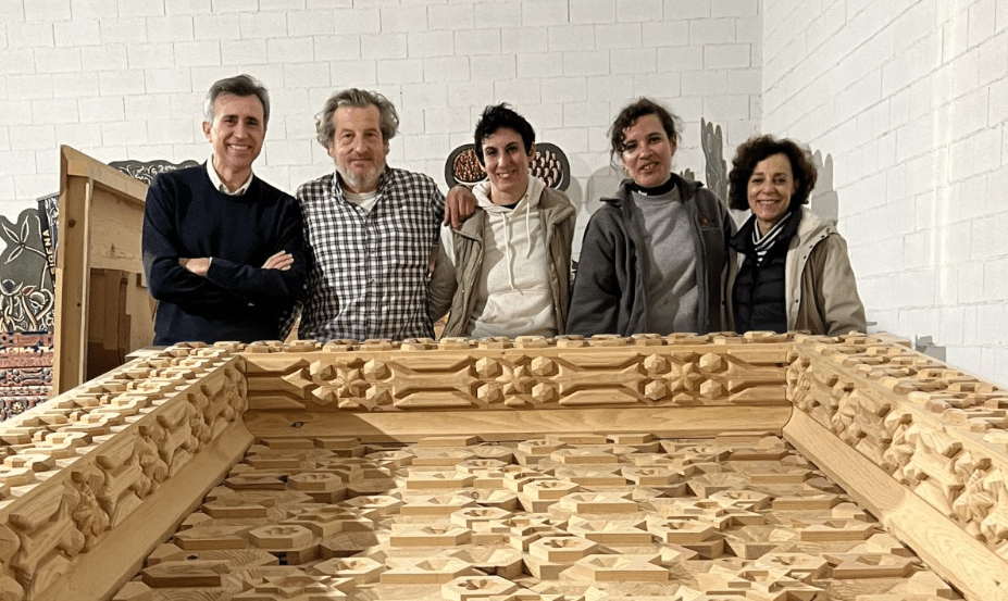 Juan Naya, promotor del desafío; Paco Luis Martos; las restauradoras Anna Bedmar, Florencia Olivera, y Pilar Domínguez, comisaria de Sigena Mágica, junto al alfarje que se policromará en sólo tres meses en Úbeda