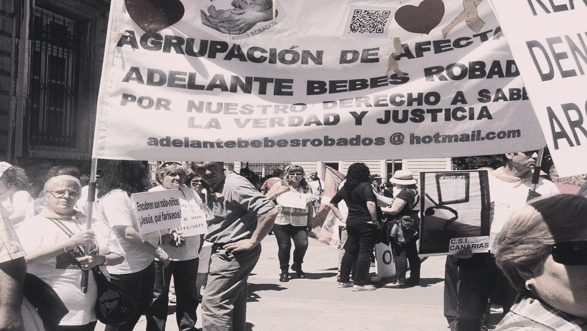 Manifestantes en una marcha de víctimas de bebés robados en España.