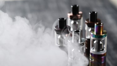 Tres encapuchados asaltan a punta de pistola una tienda de vapeadores en Málaga