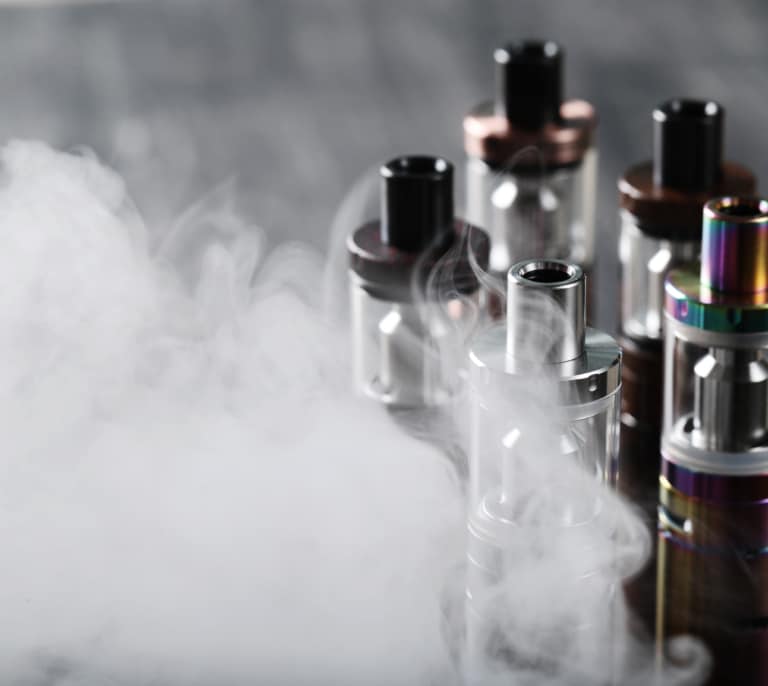Tres encapuchados asaltan a punta de pistola una tienda de vapeadores en Málaga