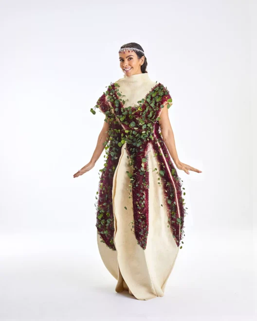 La capa de Cristina Pedroche, diseñada por Paula Ulargui, tiene flores y plantas vivas en el tejido orgánico
