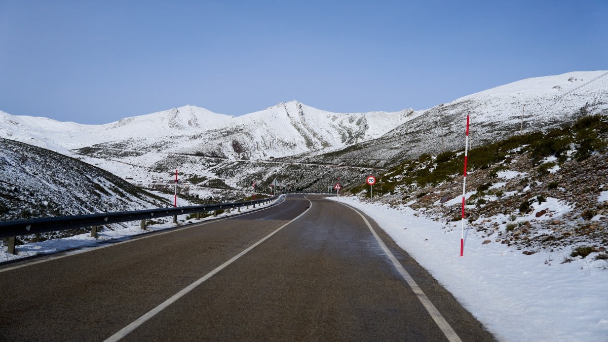 Carretera con nieve que se va derritiendo, cuando acaba el Invierno 2024