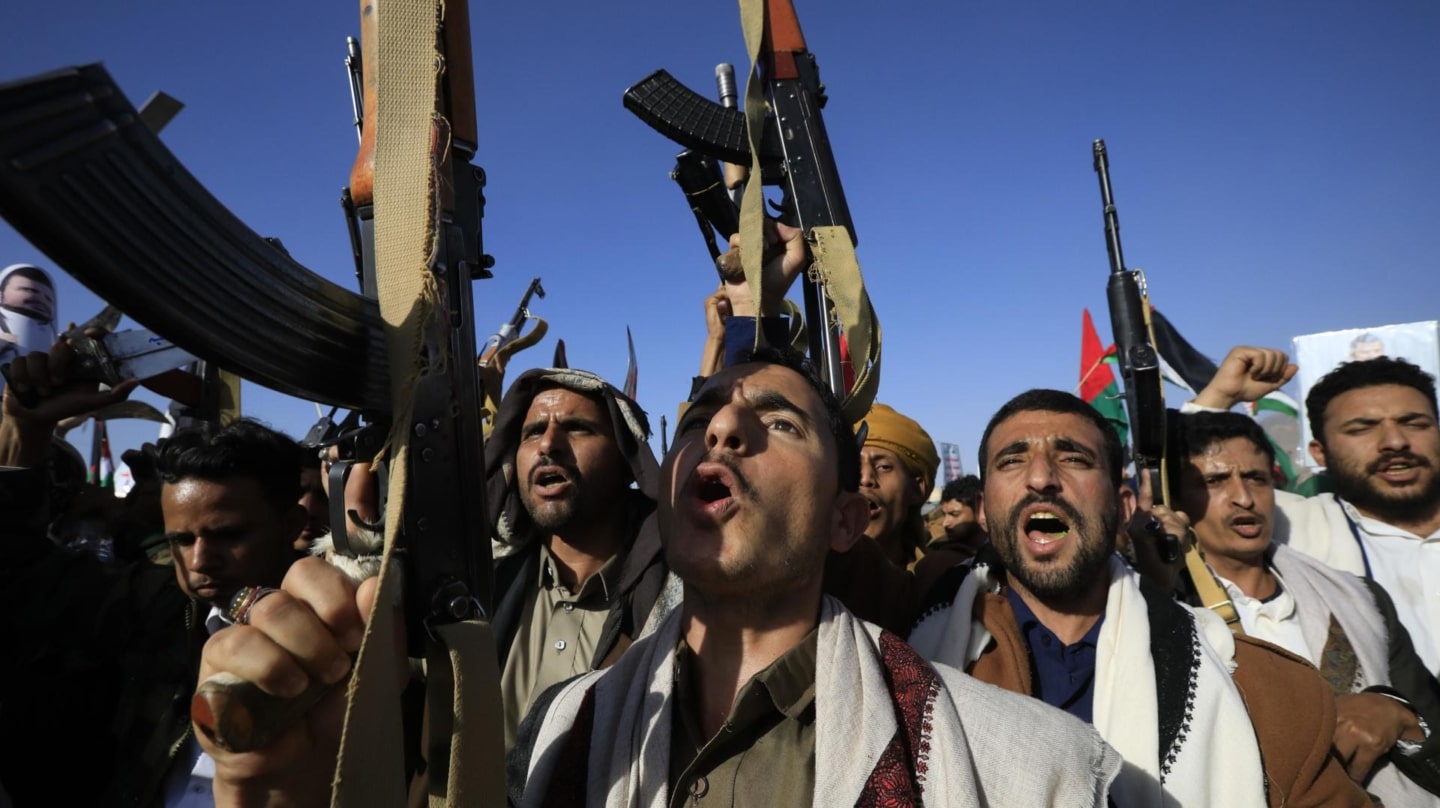 Yemeníes exhiben sus armas durante una manifestación en contra del ataque de la coalición estadounidense en Saná.