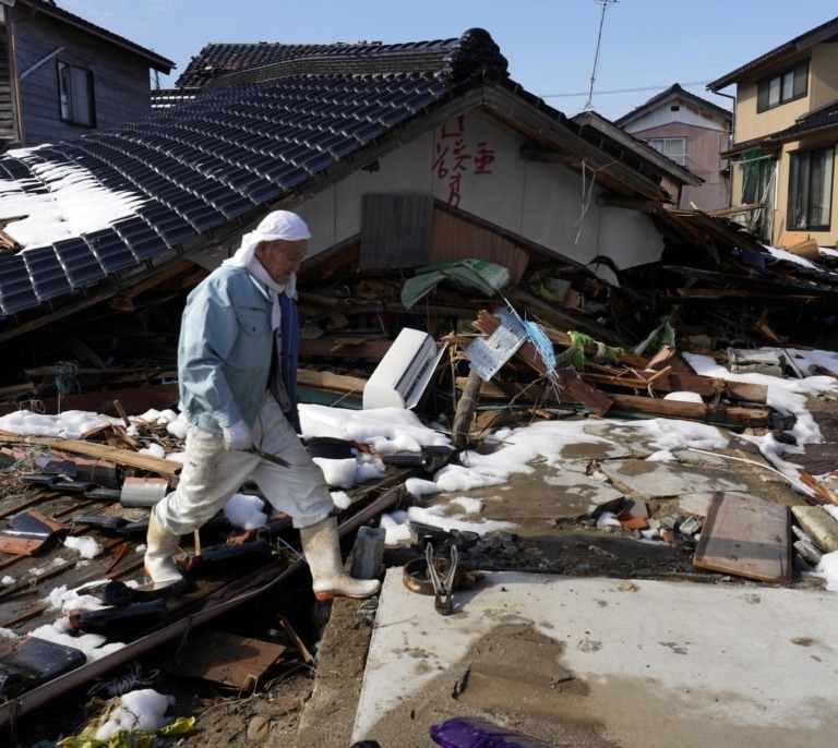 La vida en la nueva costa elevada de Japón que surgió hace un mes del terremoto