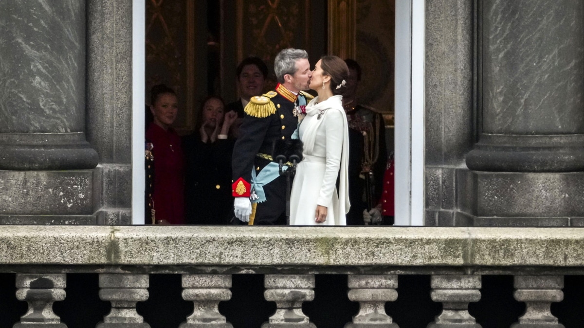 Los reyes de Dinamarca, Federico X y Mary, se besan después del acto de proclamación del rey Federico X, en Copenhague