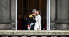 La coronación de Federico X de Dinamarca en imágenes: sin realeza invitada y con un beso icónico