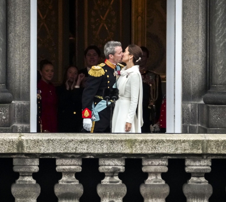 La coronación de Federico X de Dinamarca en imágenes: sin realeza invitada y con un beso icónico