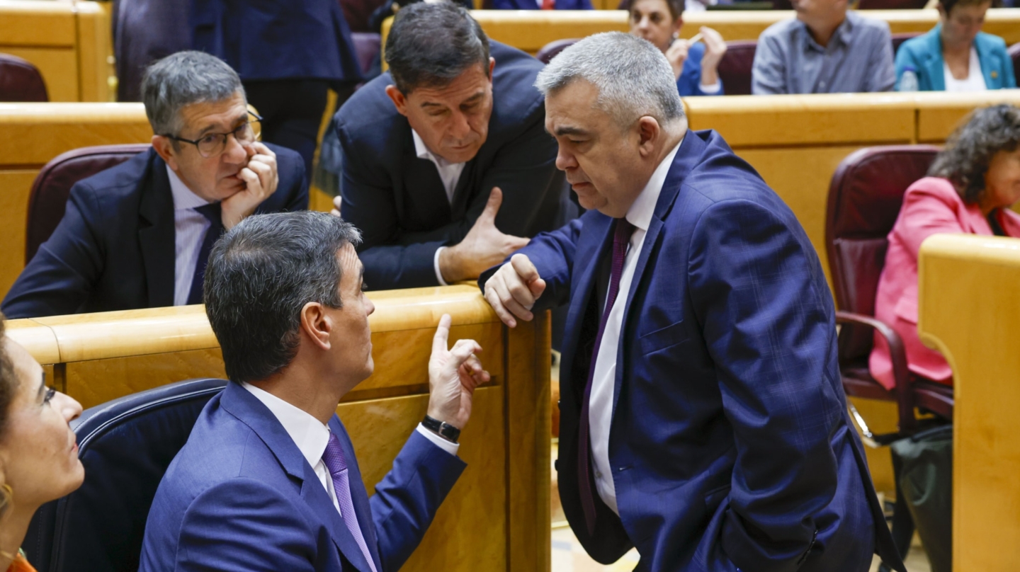 -FOTODELDIA- MADRID, 18/01/2024.- El presidente del Gobierno, Pedro Sánchez, conversa con el diputado socialista Santos Cerdán (d) durante un receso de la sesión plenaria del Congreso que debate las enmiendas a la reforma de la Constitución impulsada por PP y PSOE, este jueves, en el Senado. EFE/ J.J. Guillén