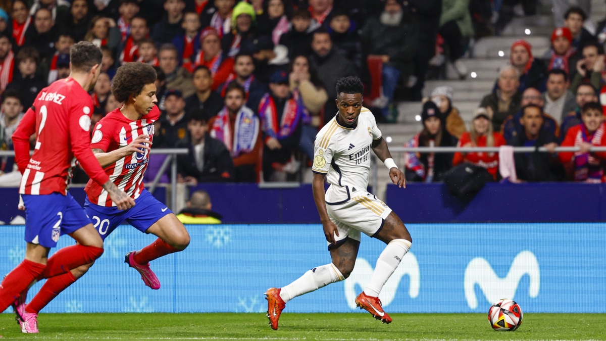 El delantero del Real Madrid Vinicius Jr. (d) se escapa con el balón durante el partido de octavos de final de la Copa del Rey de fútbol entre Atlético de Madrid y Real Madrid