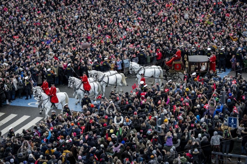 El rey Federico X y la reina Mary, en carroza después del acto de proclamación