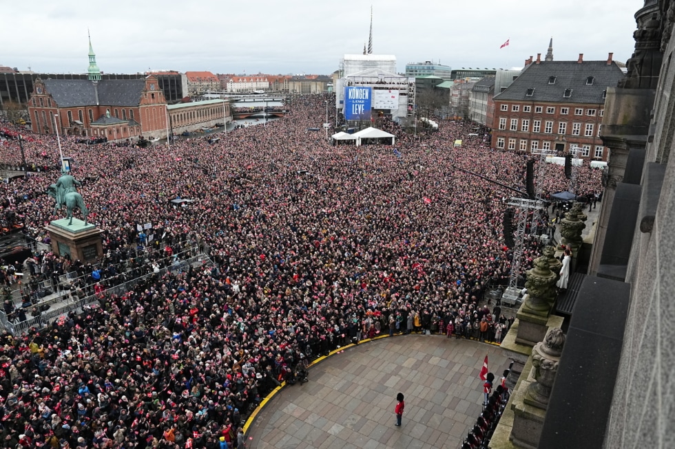 Miles de personas en el acto de coronacion del rey Federico X de Dinamarca